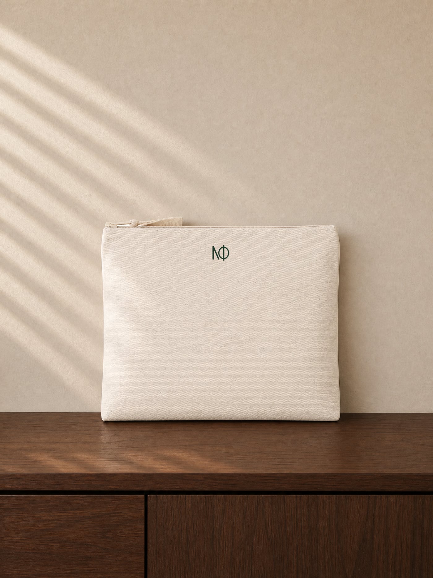 Essentials Bag NΦ — Auf dem Sideboard (mit KI erstellte Aufnahme)