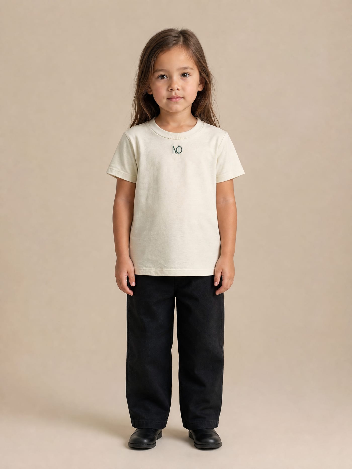 Kindershirt NΦ — Vorne am Modell (mit KI erstellte Aufnahme)