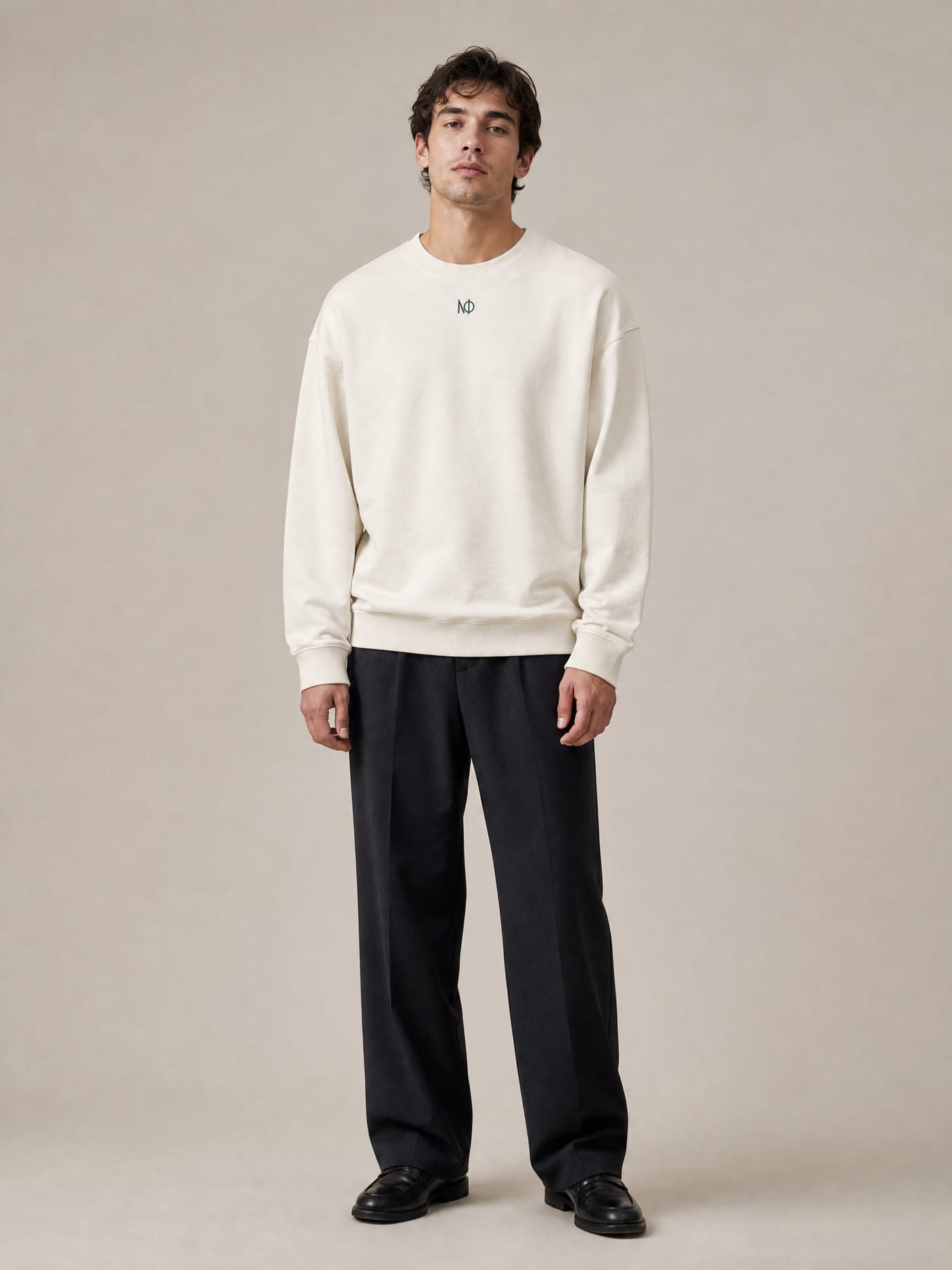 Sweatshirt NΦ — Vorne am Modell (mit KI erstellte Aufnahme)