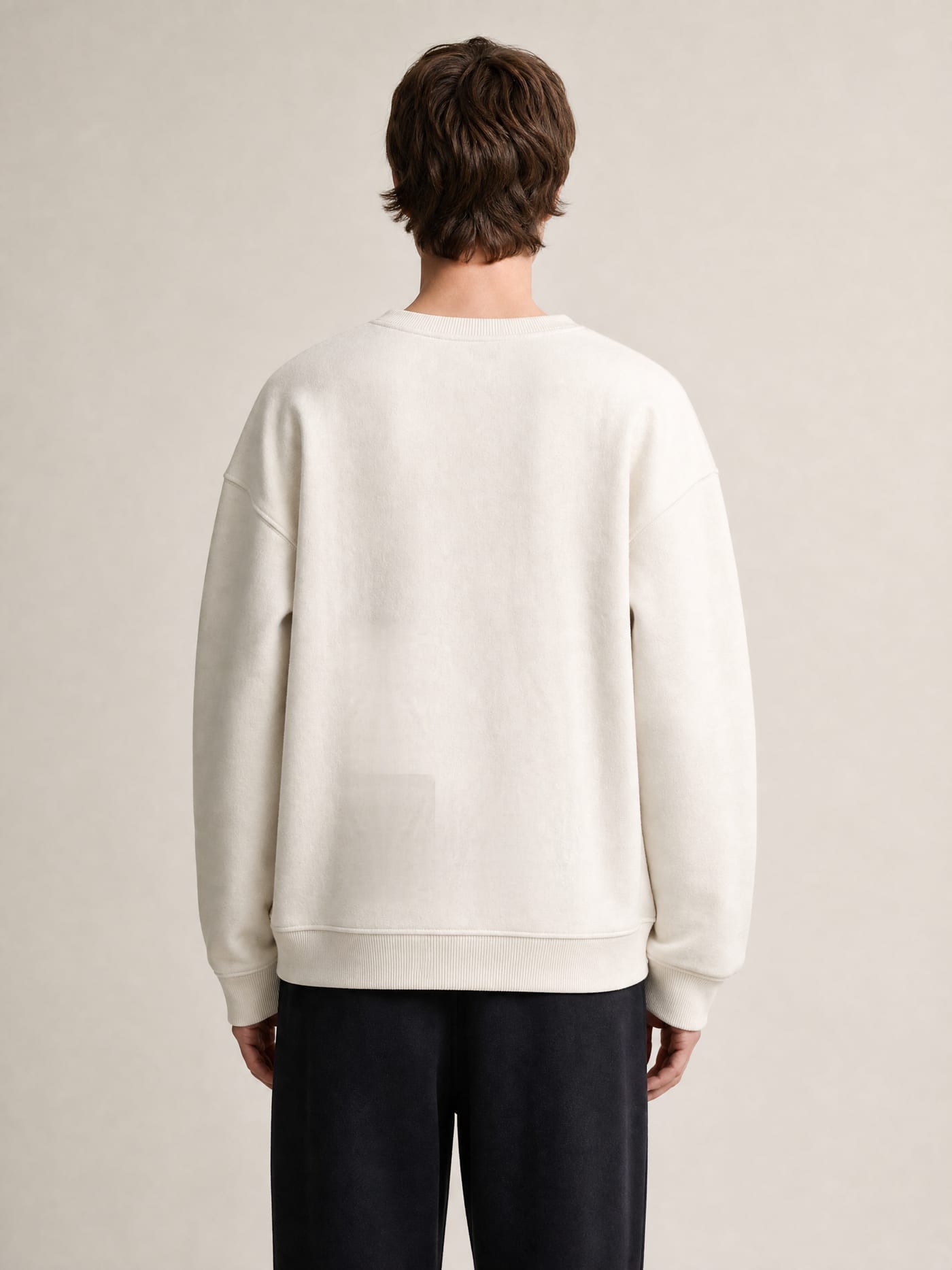 Sweatshirt NΦ — Hinten am Modell (mit KI erstellte Aufnahme)