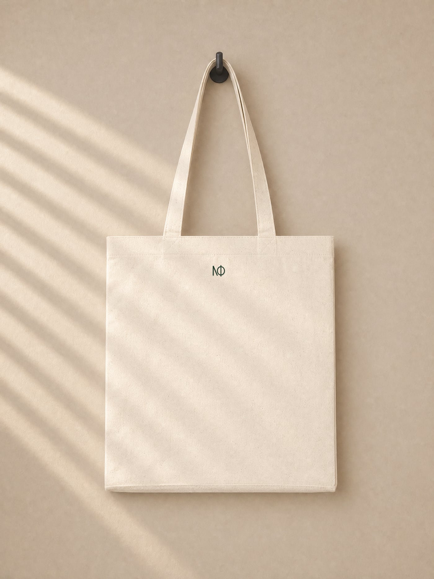 Tote Bag NΦ — Am Haken (mit KI erstellte Aufnahme)